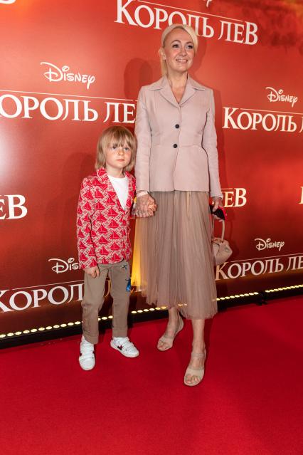 Москва. Продюсер Яна Рудковская с сыном Александром на премьере фильма Disney `Король Лев` в кинотеатре `Каро 11 Октябрь` на Новом Арбате.