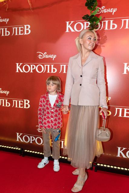 Москва. Продюсер Яна Рудковская с сыном Александром   на премьере фильма Disney `Король Лев` в кинотеатре `Каро 11 Октябрь` на Новом Арбате.