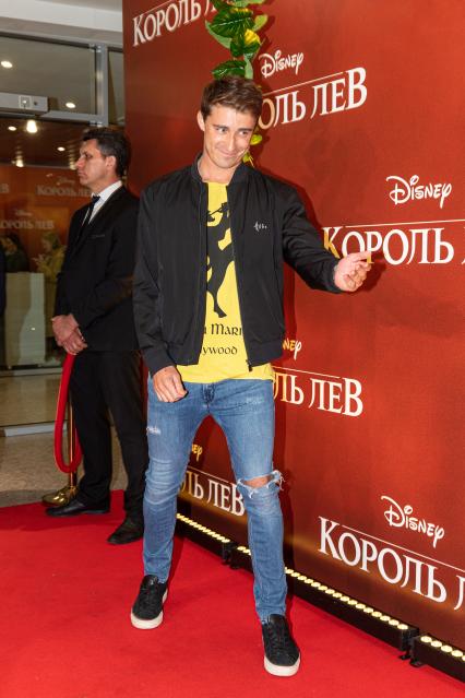 Москва.  Телеведущий Артем Королев  на премьере фильма Disney `Король Лев` в кинотеатре `Каро 11 Октябрь` на Новом Арбате.