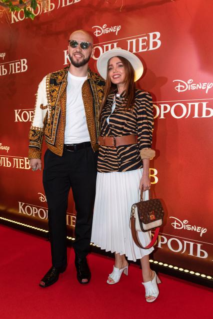 Москва.   Рэпер Александр ST (Александр Степанов)   на премьере фильма Disney `Король Лев` в кинотеатре `Каро 11 Октябрь` на Новом Арбате.