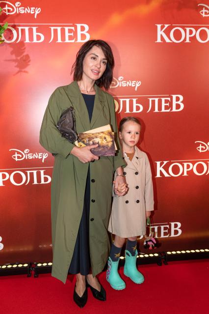 Москва.  Телеведущая Ирина Муромцева и ее дочь Саша  на премьере фильма Disney `Король Лев` в кинотеатре `Каро 11 Октябрь` на Новом Арбате.