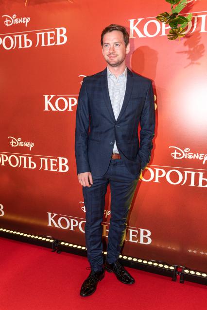 Москва.  Актер Александр Соколовский  на премьере фильма Disney `Король Лев` в кинотеатре `Каро 11 Октябрь` на Новом Арбате.