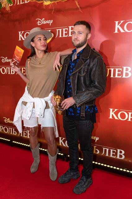 Москва.   Музыкант Андрей Гризли на премьере фильма Disney `Король Лев` в кинотеатре `Каро 11 Октябрь` на Новом Арбате.