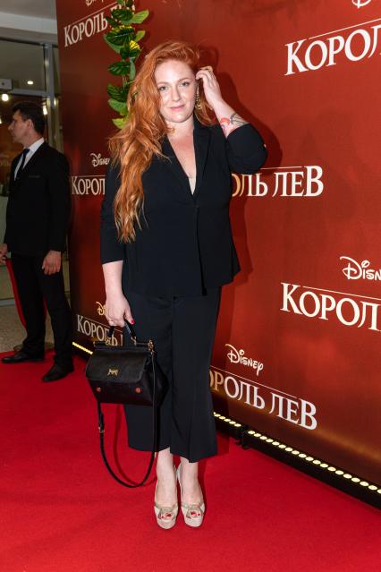 Москва.  Певица Катя Ковская   на премьере фильма Disney `Король Лев` в кинотеатре `Каро 11 Октябрь` на Новом Арбате.