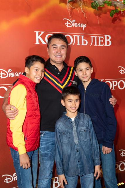 Москва.  Российский продюсер Арман Давлетьяров с детьми  на премьере фильма Disney `Король Лев` в кинотеатре `Каро 11 Октябрь` на Новом Арбате.