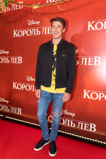 Москва. Телеведущий Артем Королев на премьере фильма Disney `Король Лев` в кинотеатре `Каро 11 Октябрь` на Новом Арбате.