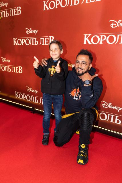 Москва. Рэпер Натан Миров с сыном на премьере фильма Disney `Король Лев` в кинотеатре `Каро 11 Октябрь` на Новом Арбате.