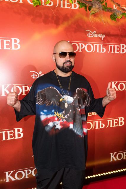Москва. Певец, участник группы Artik & Asti Артем Умрихин (Артик) на премьере фильма Disney `Король Лев` в кинотеатре `Каро 11 Октябрь` на Новом Арбате.
