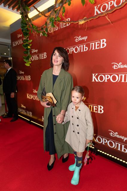 Москва. Телеведущая Ирина Муромцева и ее дочь Саша на премьере фильма Disney `Король Лев` в кинотеатре `Каро 11 Октябрь` на Новом Арбате.
