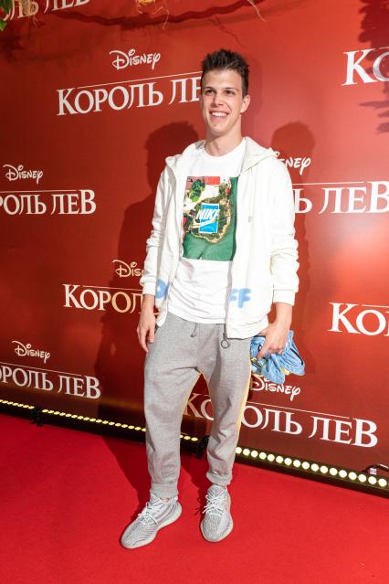 Москва. Телеведущий Григорий Верник на премьере фильма Disney `Король Лев` в кинотеатре `Каро 11 Октябрь` на Новом Арбате.
