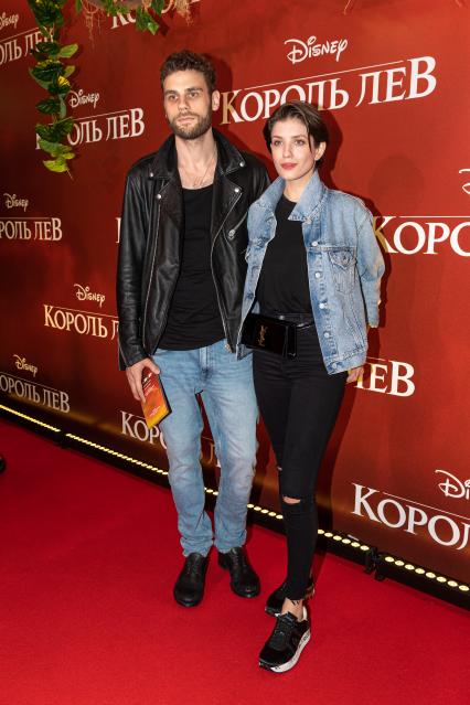 Москва. Актеры Дмитрий Ендальцев и Анна Чиповская на премьере фильма Disney `Король Лев` в кинотеатре `Каро 11 Октябрь` на Новом Арбате.