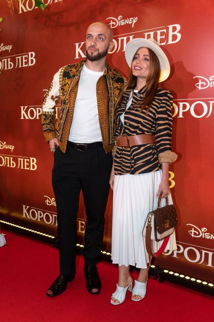 Москва. Рэпер Александр ST (Александр Степанов) на премьере фильма Disney `Король Лев` в кинотеатре `Каро 11 Октябрь` на Новом Арбате.