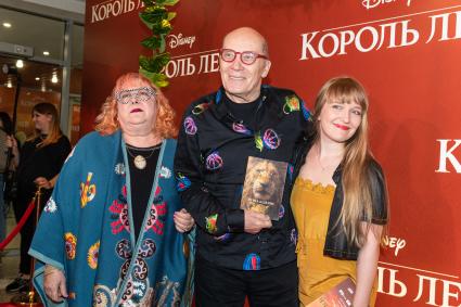 Москва. Народный артист России Александр Филиппенко, его супруга, режиссер Марина Ишимбаева (слева) и дочь Александра на премьере фильма Disney `Король Лев` в кинотеатре `Каро 11 Октябрь` на Новом Арбате.