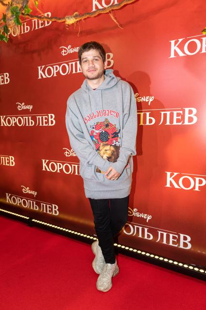 Москва. Режиссер Кантемир Балагов на премьере фильма Disney `Король Лев` в кинотеатре `Каро 11 Октябрь` на Новом Арбате.
