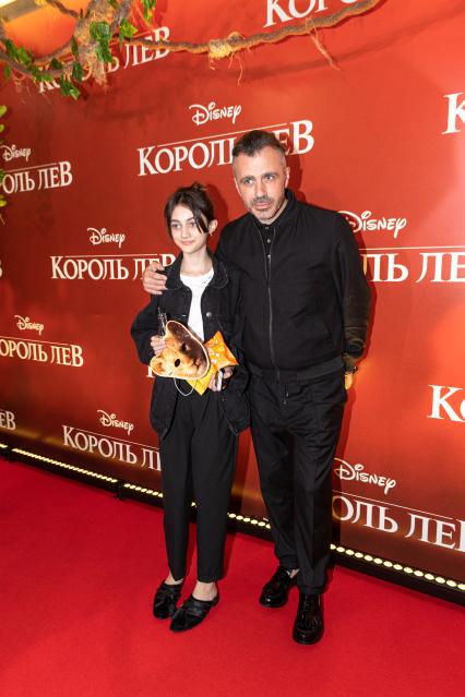 Москва. Дизайнер Александр Сирадекиан на премьере фильма Disney `Король Лев` в кинотеатре `Каро 11 Октябрь` на Новом Арбате.