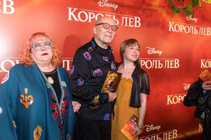Москва. Народный артист России Александр Филиппенко, его супруга, режиссер Марина Ишимбаева (слева) и дочь Александра на премьере фильма Disney `Король Лев` в кинотеатре `Каро 11 Октябрь` на Новом Арбате.