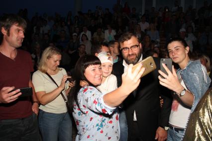 Нижний Новгород. Актер Михаил Пореченков фотографируется с поклонниками во время фестиваля нового кино `Горький fest`.