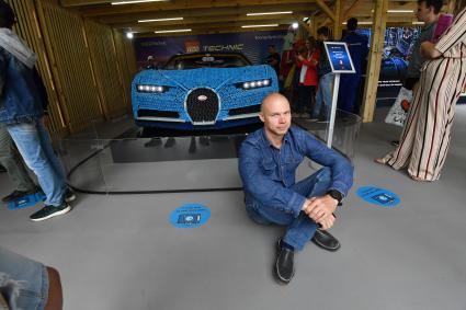 Москва. Мужчина сидит  у копии самого быстрого автомобиля в мире Bugatti Chiron, полностью выполненной из деталей Lego, представленой в Парке Горького.