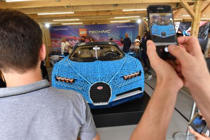 Москва. Копия самого быстрого автомобиля в мире Bugatti Chiron, полностью выполненная из деталей Lego, представлена в Парке Горького.