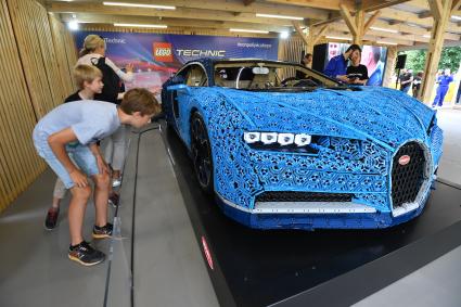 Москва. Копия самого быстрого автомобиля в мире Bugatti Chiron, полностью выполненная из деталей Lego, представлена в Парке Горького.