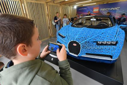 Москва. Копия самого быстрого автомобиля в мире Bugatti Chiron, полностью выполненная из деталей Lego, представлена в Парке Горького.