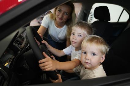 Самара. Женщина с детьми в автомобиле.