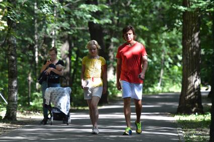 Москва. Бывшая супруга А.Джигарханяна Виталина Цымбалюк-Романовская и певец Прохор Шаляпин (Андрей Захаренков).  На этом снимке авторство подписывать строго `Татьяна ПРОХОРОВА`; гонорар на Ивана Макеева.