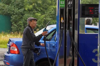 Свердловская область. Мужчина на АЗС заправляет топливом свой автомобиль