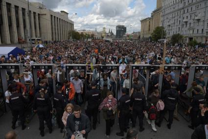 Москва. Участники акции в поддержку независимых кандидатов в Московскую городскую думу на проспекте Сахарова.