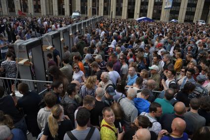 Москва. Участники акции в поддержку независимых кандидатов в Московскую городскую думу на проспекте Сахарова.