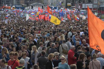 Москва. Участники акции в поддержку независимых кандидатов в Московскую городскую думу на проспекте Сахарова.