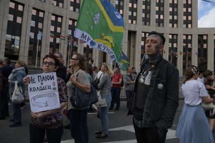 Москва. Участники акции в поддержку независимых кандидатов в Московскую городскую думу на проспекте Сахарова.