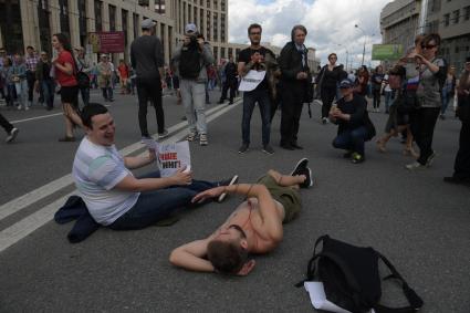 Москва. Участники акции в поддержку независимых кандидатов в Московскую городскую думу на проспекте Сахарова.