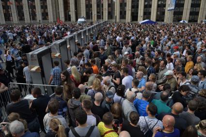 Москва. Участники акции в поддержку независимых кандидатов в Московскую городскую думу на проспекте Сахарова.