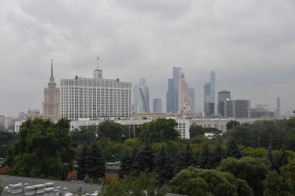 Москва. Видна Дом правительства и деловой центр `Москва-Сити`.