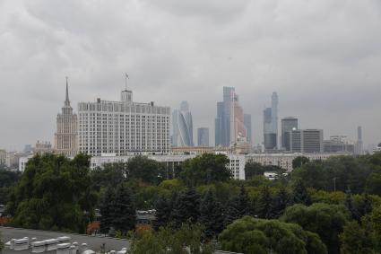 Москва.  Видна Дом правительства и деловой центр `Москва-Сити`.