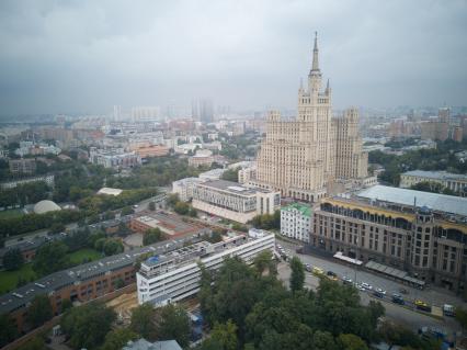 Москва. Вид сверху на дом  Наркомфина и высотное здание на Кудринской площади.