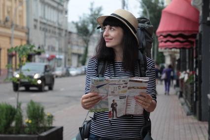Иркутск. Девушка изучает карту на улице города.