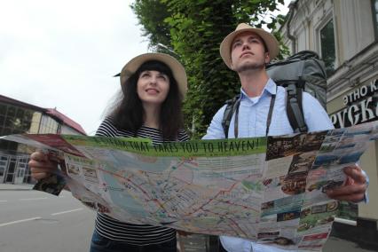 Иркутск. Мужчина и женщина изучают карту на улице города.
