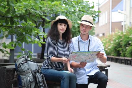 Иркутск.  Мужчина и женщина изучают карту на улице города.