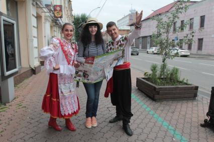 Иркутск.  Девушка спрашивает дорогу на улице города.