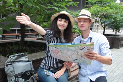 Иркутск. Мужчина и женщина изучают карту на улице города.