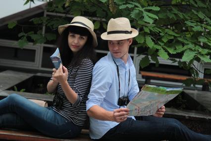 Иркутск.  Мужчина и женщина изучают карту на улице города.