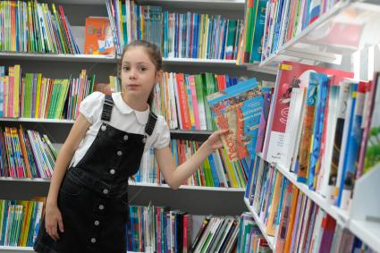 Санкт-Петербург. Девочка в отделе школьных принадлежностей в магазине канцтоваров перед началом учебного года.