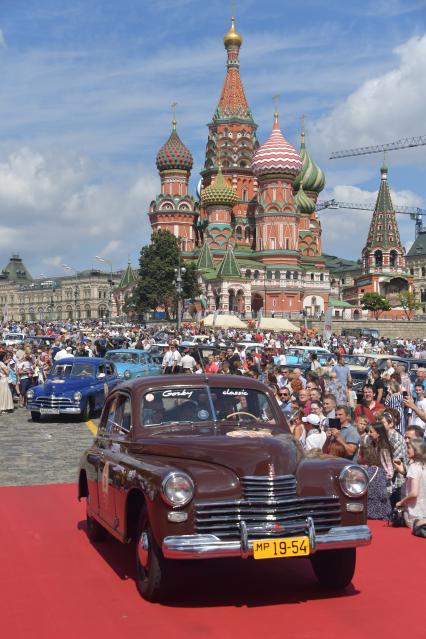 Москва. Автомобиль во время старта ежегодной гонки ретро-авто `ГУМ-авторалли` на Васильевском спуске.