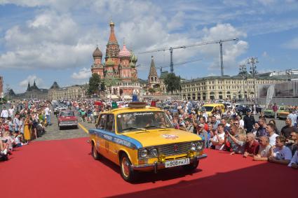 Москва. ВАЗ-2103 `Жигули` во время старта ежегодной гонки ретро-авто `ГУМ-авторалли` на Васильевском спуске.