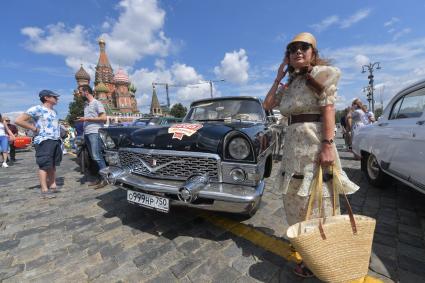 Москва.  Автомобиль `Чайка` во время старта ежегодной гонки ретро-авто `ГУМ-авторалли` на Васильевском спуске.