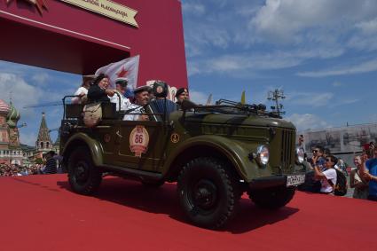 Москва. Автомобиль во время старта ежегодной гонки ретро-авто `ГУМ-авторалли` на Васильевском спуске.