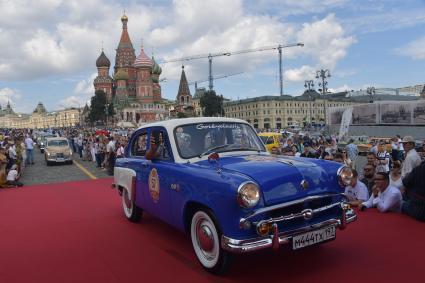 Москва. Автомобиль `Москвич` во время старта ежегодной гонки ретро-авто `ГУМ-авторалли` на Васильевском спуске.