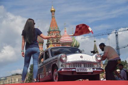 Москва. Автомобиль `Москвич` во время старта ежегодной гонки ретро-авто `ГУМ-авторалли` на Васильевском спуске.